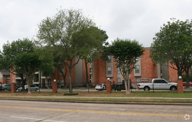 Building Photo - Canfield Lakes