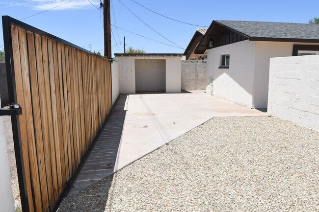 Building Photo - 1339 E Glenrosa Ave