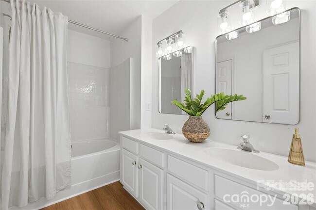 Building Photo - 2443 Normancrest Ct