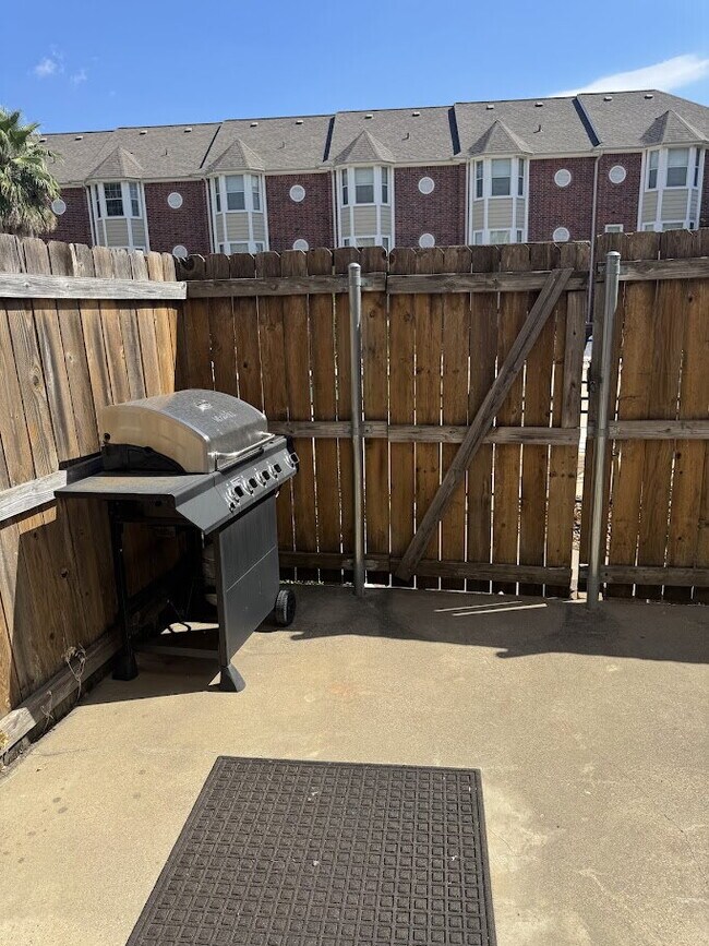 Building Photo - 4 Bedroom 4.5 Bath and 4 parking spaces