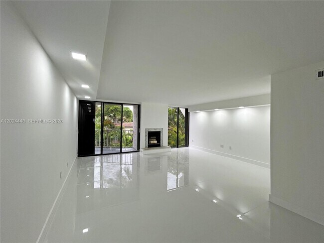 Building Photo - 1222 Hillsboro Mile