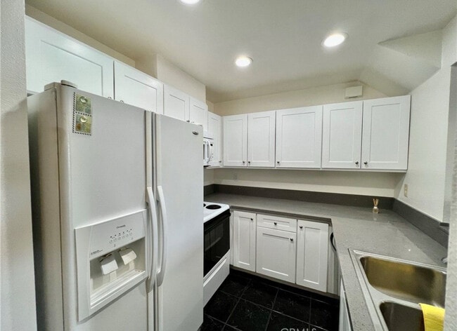 Building Photo - 13115 Le Parc Blvd