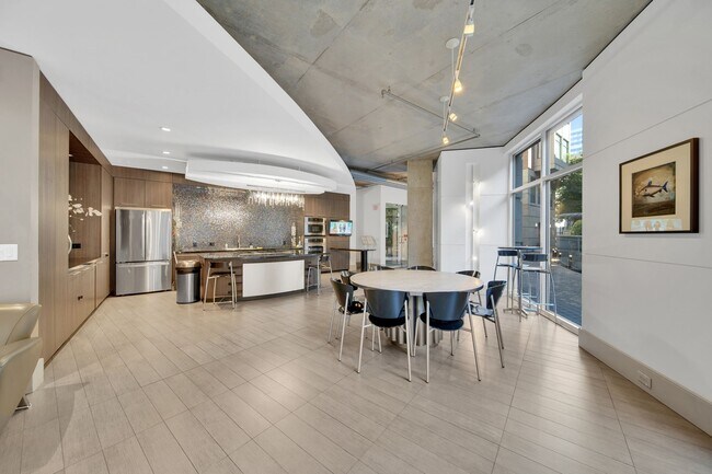 Building Photo - 1901 Post Oak Blvd