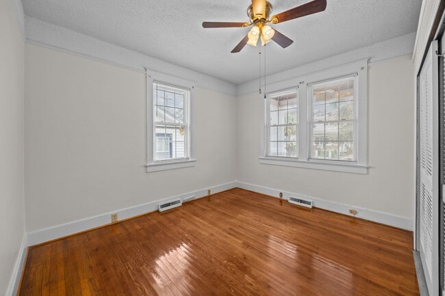 Building Photo - Incredibly Well Maintained & Beautiful Hom...