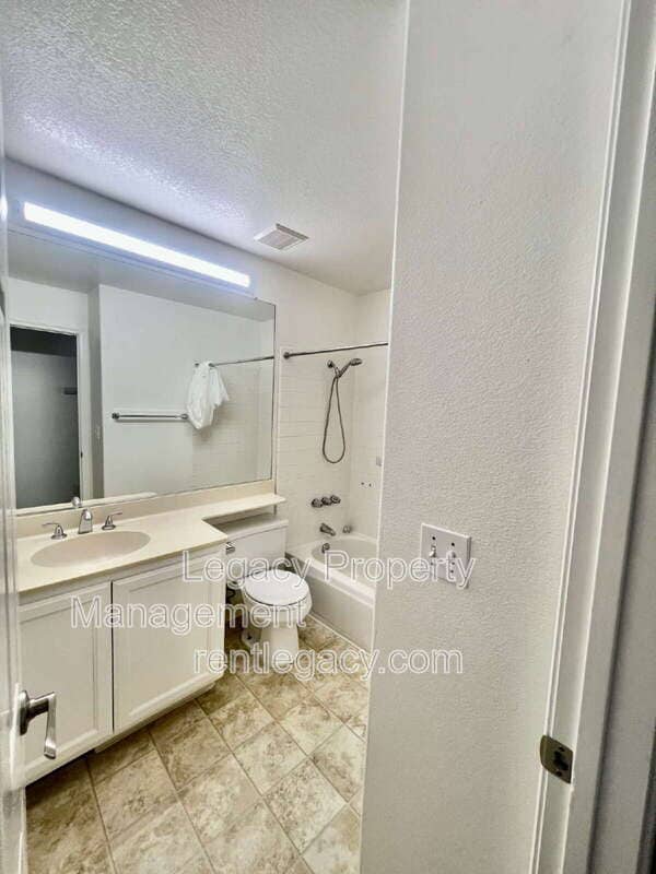 Building Photo - 2750 Parkview Terrace