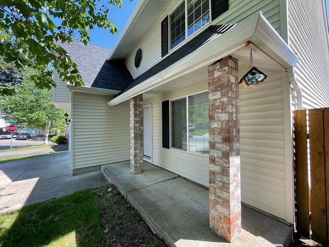 Building Photo - 4-Bedroom Home in Bethany!