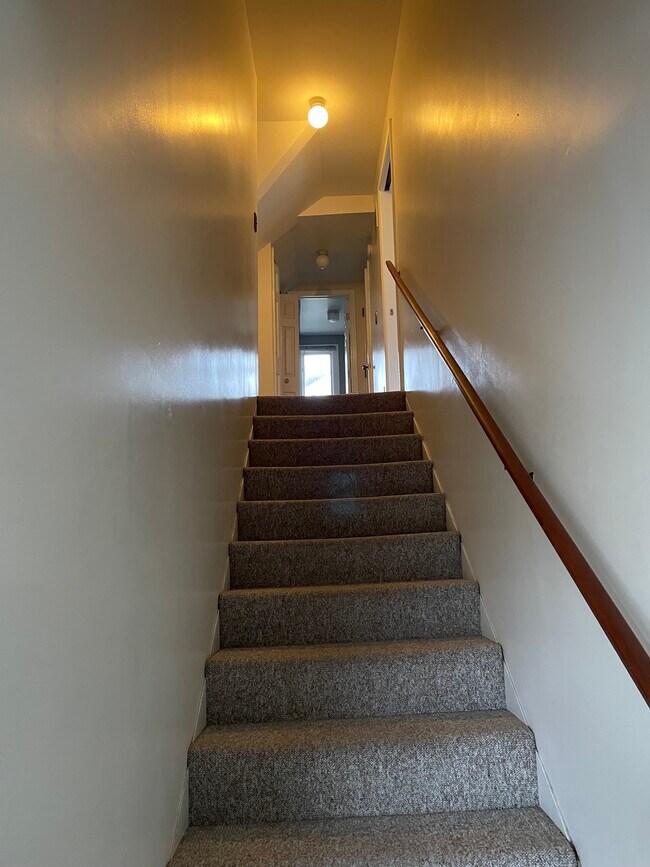 Building Photo - 235 Lyon St NE