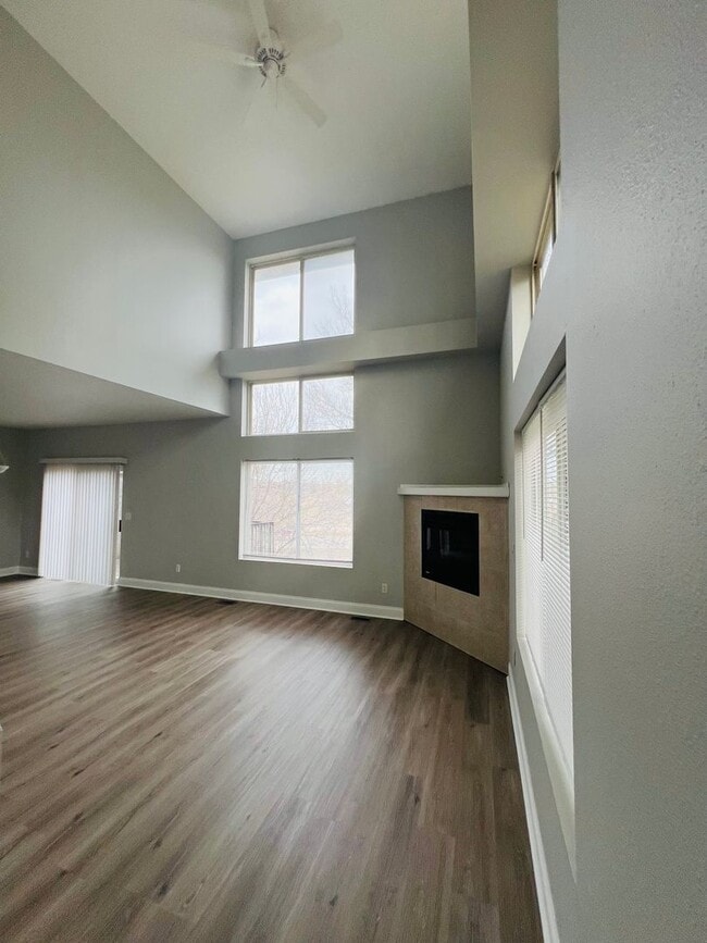 Building Photo - RENOVATED 4 bed 3.5 bath Duplex - Availabl...