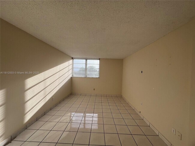 Building Photo - 8887 Fontainebleau Blvd
