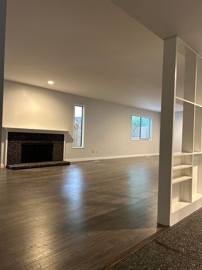 Building Photo - Houk Duplex