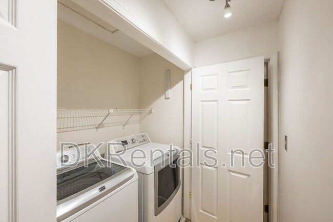 Building Photo - 9070 Cobbler Ct