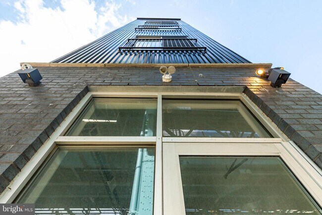 Building Photo - 2252 N Front St