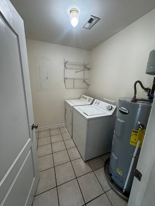 Building Photo - 2115 Cameo Dr