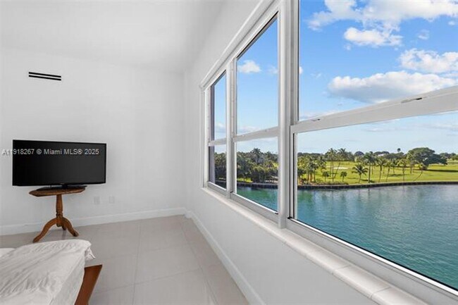 Building Photo - 9102 W Bay Harbor Dr