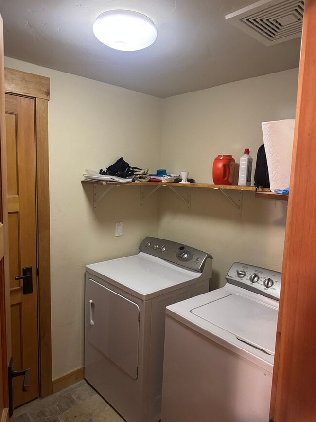 Building Photo - Luxury Fully Furnished 4BD/4BA Mountain Retreat with Hot Tub & Garage – Woodwinds #34, Mammoth Lakes