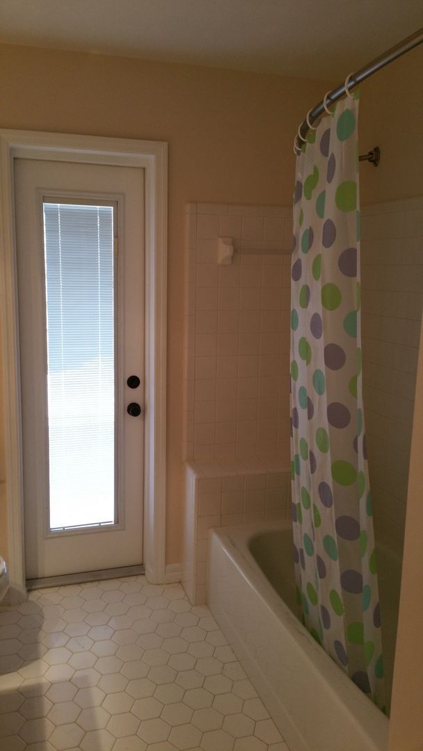 Building Photo - Spacious 4/2.5 Pool Home with 2-Car Garage...