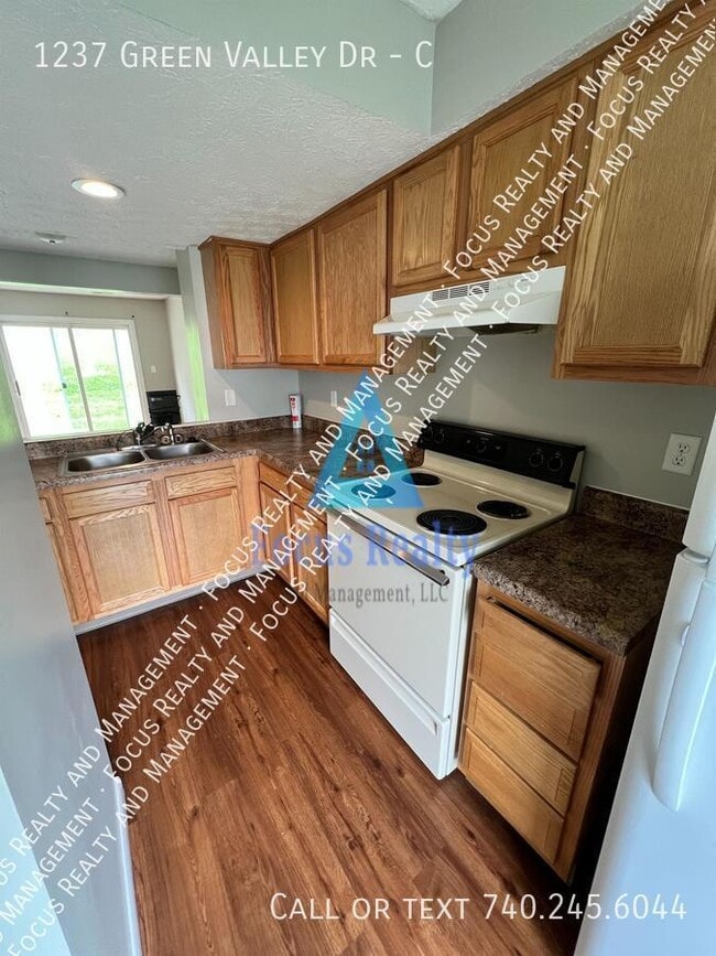 Building Photo - 1237 Green Valley Dr