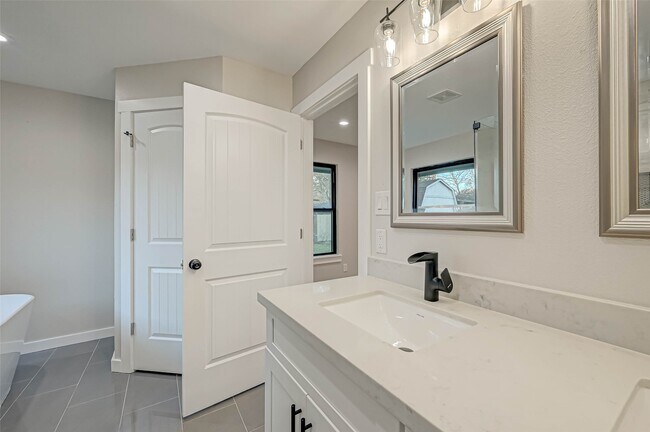 Building Photo - 2111 Nina Lee Ln