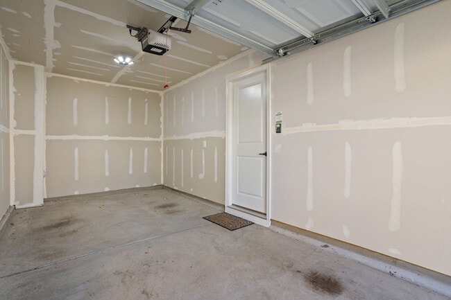 Building Photo - 915 Romeria Dr
