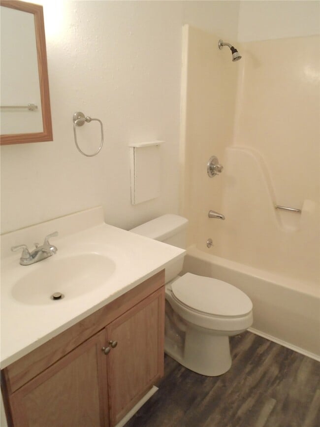 Building Photo - 1002 Apache Dr