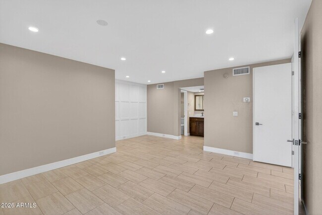 Building Photo - 7557 N Dreamy Draw Dr