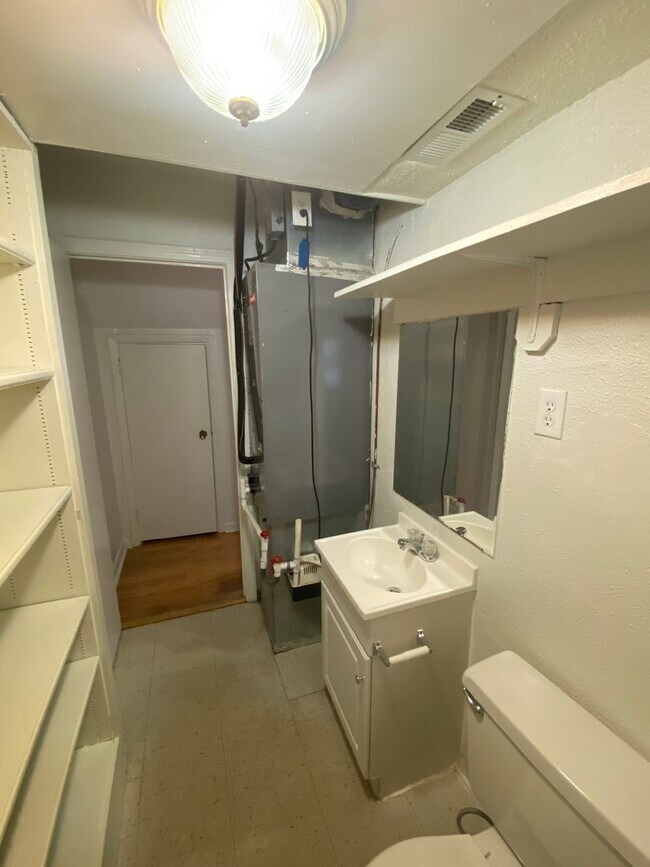 Building Photo - Adorable Townhouse with All Appliances Nea...