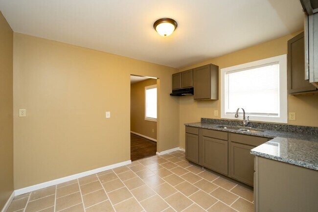 Building Photo - Move-In Ready Modern Makeover! Spacious 4-...