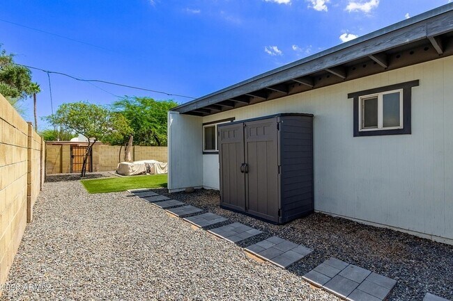 Building Photo - 3710 E Altadena Ave