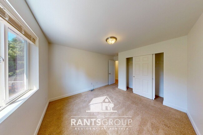 Building Photo - Modern Open-Concept Home with Fenced Backy...