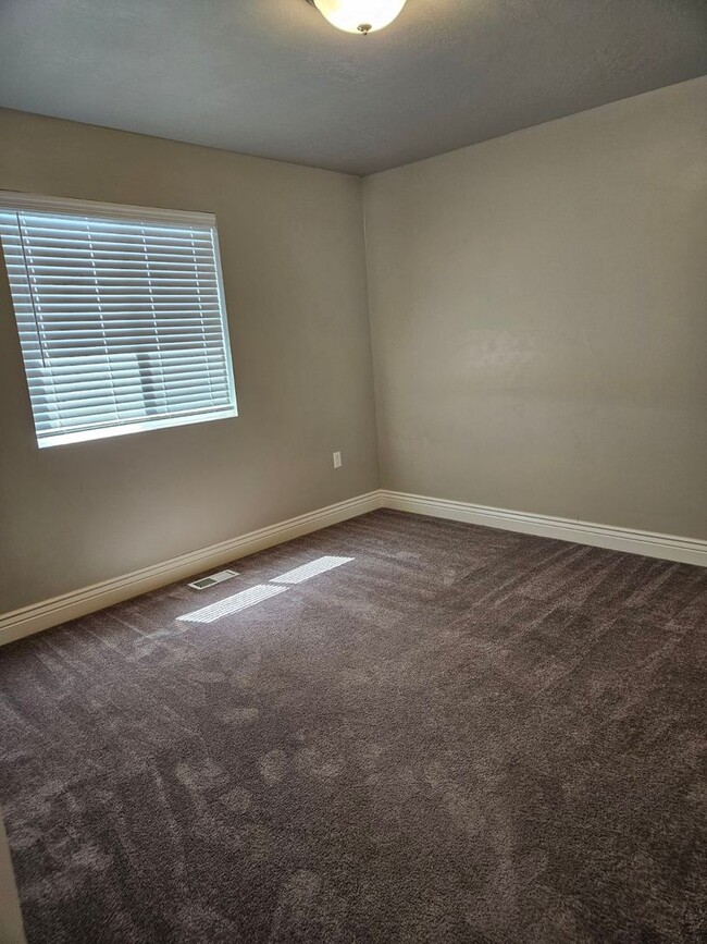 Building Photo - Charming 3 Bed, 2.5 Bath in Tooele