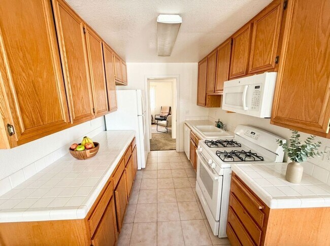 Building Photo - AVAILABLE JUNE!~ BEAUTIFUL & SPACIOUS 3BD/2BA TOWNHOUSE IN CROWN POINT - $4,895/MO!