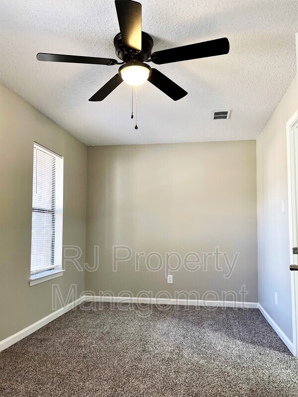 Building Photo - 2344 N Orchid Dr