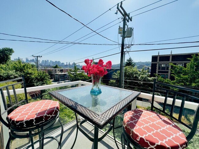 Building Photo - East Lake Town House