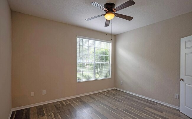 Building Photo - 13700 Richmond Park Dr N