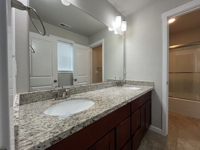 Building Photo - Well-Appointed 4BR/2.5BA Home with Spacious Living Areas & Modern Kitchen