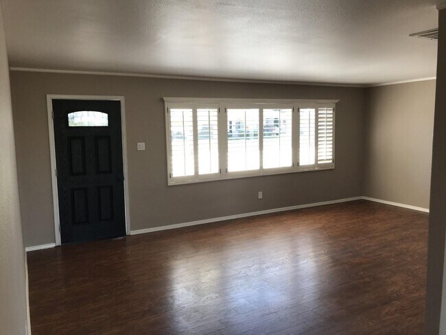 Building Photo - 7811 Cielo Vista Dr