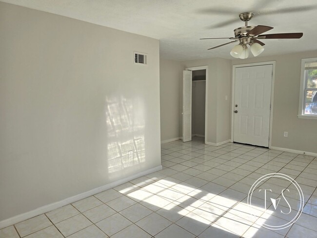 Building Photo - WINTER MOVE-IN SPECIAL: 50% OFF 1st FULL MONTH OF RENT** (**see description for details)