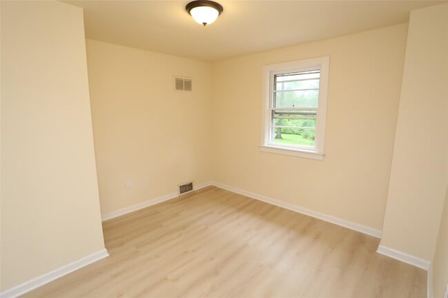 Building Photo - 20 Pineview Rd