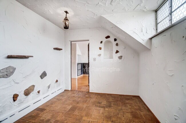 Building Photo - 2881 Observatory Ave