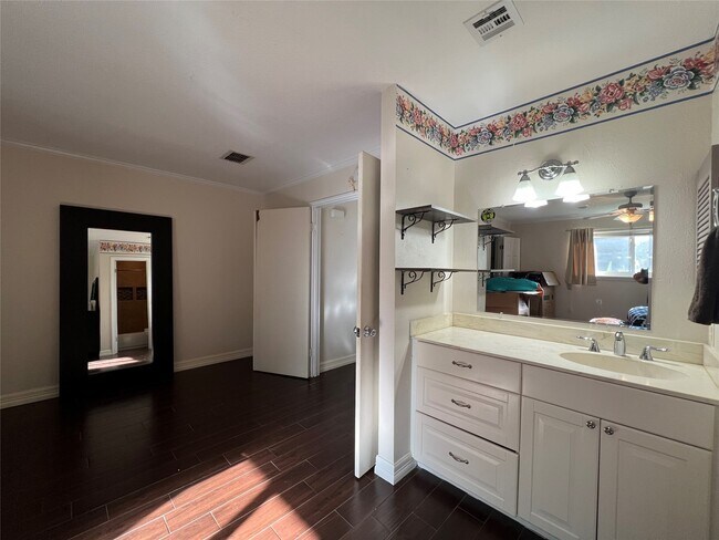 Building Photo - 13650 Cherrydown St