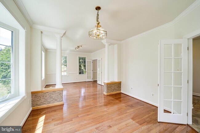 Building Photo - 6207 Woodland Lake Dr