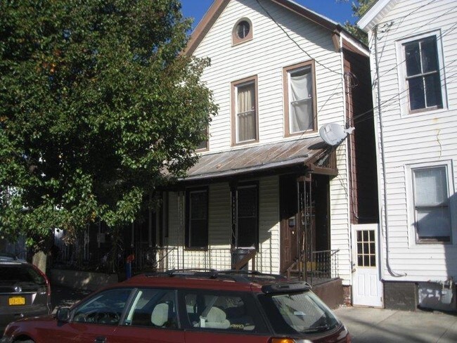Primary Photo - 9 Robbins Ave