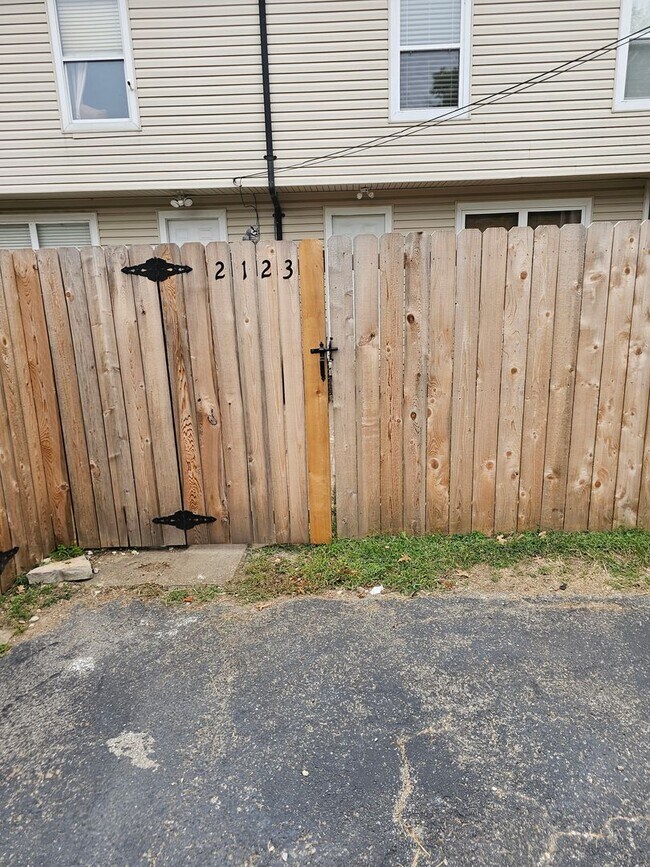 Building Photo - Wonderfully Remodeled Tri Level 3BR/2BTH Soulard Townhouse