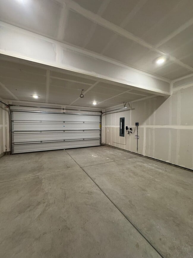 Building Photo - HUGE NEW PET FRIENDLY