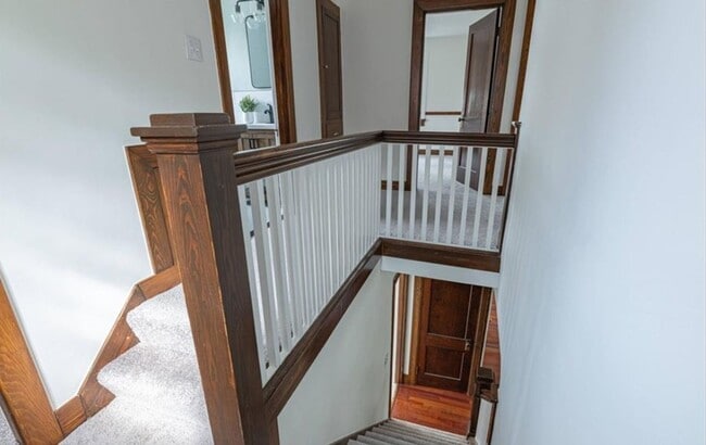Building Photo - Beautifully remodeled 3-bedroom, 2-bath ho...