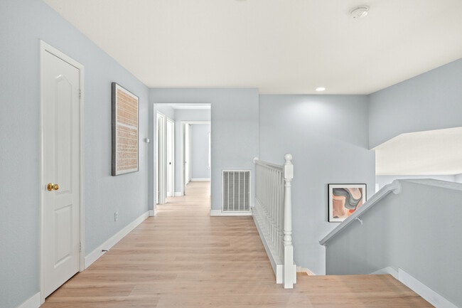 Building Photo - 10919 Mirador Dr