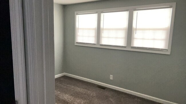 Building Photo - 3 bedroom 1.5 bathroom