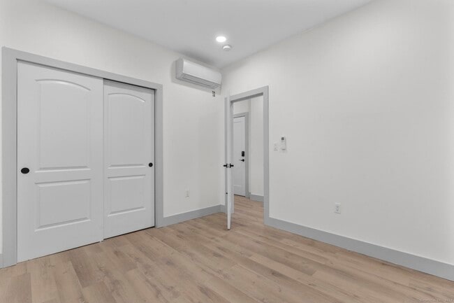 Building Photo - 111 Bank St