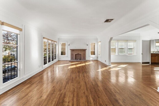 Interior Photo - 175-181 N. Sycamore Avenue,