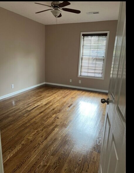 Building Photo - 1053 Red Apple Ct